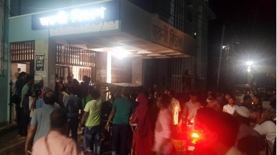 হতাহতদের যশোর জেনারেল হাসপাতালে আনা হয়