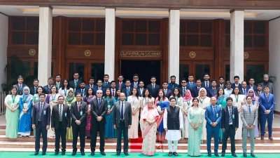 ফেলোশিপপ্রাপ্তদের সঙ্গে প্রধানমন্ত্রী শেখ হাসিনা