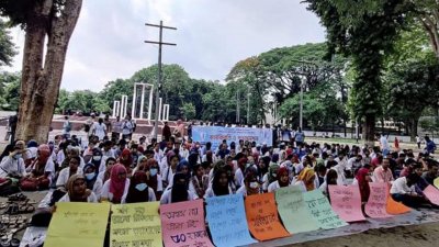 রবিবার অনশন কর্মসূচি পালন করেন আন্দোলনরত চিকিৎসকরা