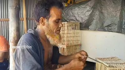 মাড়ুয়া গ্রামের বাসিন্দা হেলালউদ্দিন চেরো তৈরি করছেন