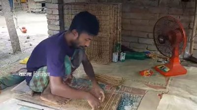 চেরো তৈরি করছেন এই গ্রামের বাসিন্দা হেলালউদ্দিন