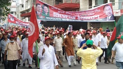 জাতীয় ও দলীয় পতাকা এবং ব্যানার ফেস্টুন হাতে সমাবেশে যোগ দিচ্ছেন নেতাকর্মীরা (ছবি: নাসিরুল ইসলাম)