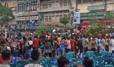 আ.লীগের শান্তি সমাবেশে চেয়ার ছোড়াছুড়ি (ছবি: সংগৃহীত)