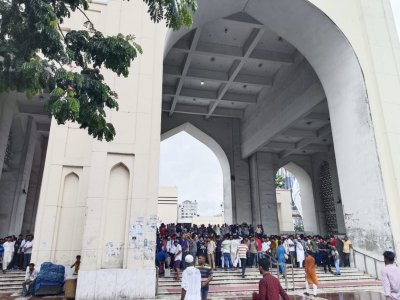 বৃষ্টির মধ্যে বায়তুল মোকাররম জাতীয় মসজিদের গেটের নিচে আশ্রয় নেন আওয়ামী লীগের অনেক কর্মী (ছবি: সাজ্জাদ হোসেন)