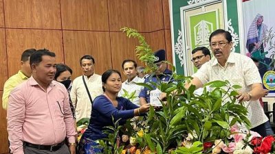 গাছের চারা বিতরণ করছেন মন্ত্রী