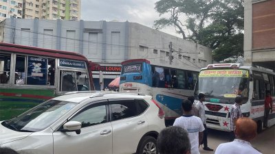 পল্টন থেকে প্রেস ক্লাবমুখী রাস্তা বন্ধ করে শিক্ষকরা অবস্থান কর্মসূচি পালন করেন। এতে সৃষ্টি হয় যানজট