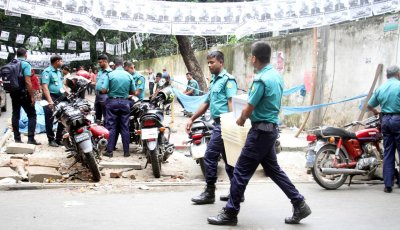 রাজধানীর বনানী বিদ্যানিকেতন স্কুল থেকে কেন্দ্রে কেন্দ্রে পাঠানো হয় ভোটের সামগ্রী (ছবি: ফোকাস বাংলা)
