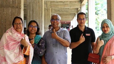 সবাই মিলে ভোট দিতে এসেছেন এক পরিবারের সদস্যরা (ছবি: নাসিরুল ইসলাম)