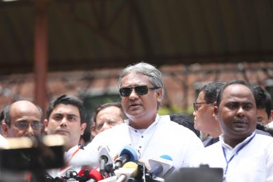 সাংবাদিকদের সঙ্গে কথা বলছেন এ আরাফাত (ছবি: নাসিরুল ইসলাম)