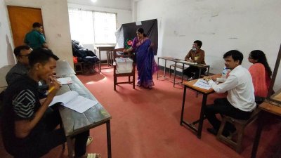 মহাখালীর টিঅ্যান্ডটি বালিকা বিদ্যালয়ের কেন্দ্র (ছবি: নাসিরুল ইসলাম)