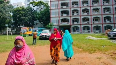 ভোট দিয়ে বেরিয়ে যাচ্ছেন নারী ভোটাররা (ছবি: বাংলা ট্রিবিউন)