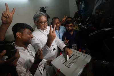 ভোট দিচ্ছেন নৌকার প্রার্থী এ আরাফাত (ছবি: নাসিরুল ইসলাম)