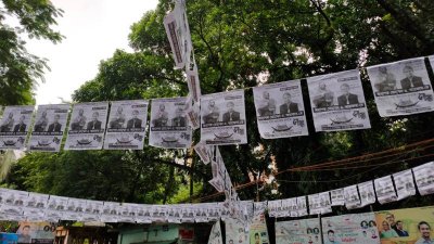ভোট এলাকায় টানানো হয়েছে নির্বাচনি প্রতীক (ছবি: নাসিরুল ইসলাম)