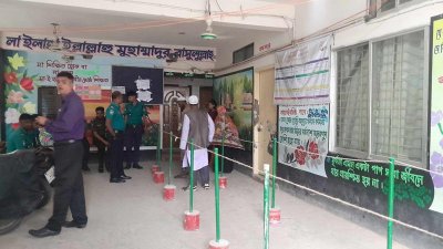 কেন্দ্রগুলোতে শুরুর দিকে কিছুটা ভিড় ছিল, পরে কমেছে (ছবি: বাংলা ট্রিবিউন)