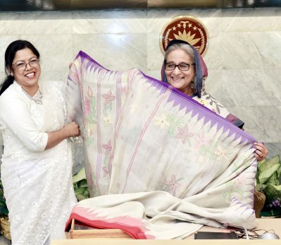 কলাগাছের ফাইবার থেকে তৈরি শাড়ি উপহার দেওয়া হয় প্রধানমন্ত্রী শেখ হাসিনাকে (ছবি: ফোকাস বাংলা)
