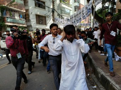ভোটকেন্দ্রে হিরো আলমকে মারপিট 
