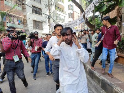 বনানী বিদ্যানিকেতন স্কুল অ্যান্ড কলেজ কেন্দ্রে হিরো আলমকে কয়েক দফায় মারপিট 