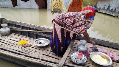 শোবার ঘরের ভেতর হাঁটুসমান পানি, নৌকায় বসবাস