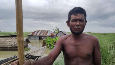 বন্যায় ভোগান্তির বর্ণনা দিয়েছেন বেগমগঞ্জ ইউনিয়নের মুসার চরের বাসিন্দা লাল মিয়া