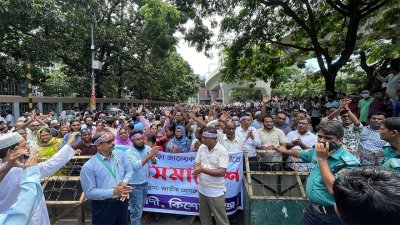জাতীয় প্রেস ক্লাবের সামনে শিক্ষকদের অবস্থান কর্মসূচি