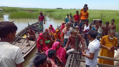 ত্রাণ সহায়তা নিতে বানভাসিদের ভিড়