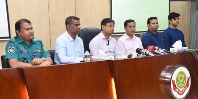 সংবাদ সম্মেলনে ঢাকা মহানগর পুলিশের (ডিএমপি) অতিরিক্ত পুলিশ কমিশনার (ডিবি) মোহাম্মদ হারুন অর রশীদ