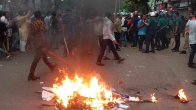 প্রতিবাদে টায়ার জ্বালিয়ে বিক্ষোভ করেছেন আওয়ামী লীগ নেতাকর্মীরা