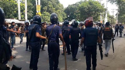 বিএনপি ও ছাত্রলীগের নেতাকর্মীদের সংঘর্ষে আহত ২০, চার বাসে ভাঙচুর