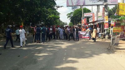 বিএনপি ও ছাত্রলীগের নেতাকর্মীদের সংঘর্ষে আহত ২০, চার বাসে ভাঙচুর