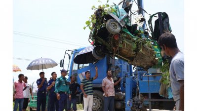 খাদ থেকে উদ্ধার করা অটোরিকশা