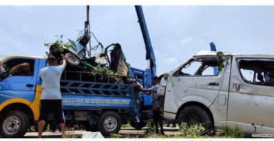 দুর্ঘটনাকবলিত মাইক্রোবাস ও অটোরিকশাকে উদ্ধার করে নিয়ে যাওয়া হচ্ছে