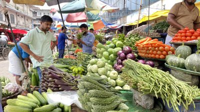 ক্রেতারা বলছেন সব সবজির দামই বেশি আর বিক্রেতারা বলছেন কমার কথা
