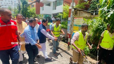 মশা নিধন কার্যক্রমে অংশ নিয়েছেন সিটি করপোরেশনের মেয়র মো. রেজাউল করিম চৌধুরী