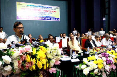 বক্তব্য রাখছেন মাহমুদুর রহমান মান্না