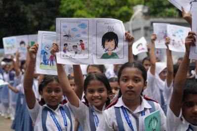 শিশু শিক্ষার্থীরা বই পাওয়ার পর অঙ্কন করে