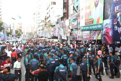 নয়াপল্টনে জড়ো হওয়া বিএনপি নেতাকর্মীদের পাশাপাশি রয়েছে পুলিশের প্রচুর সদস্য 