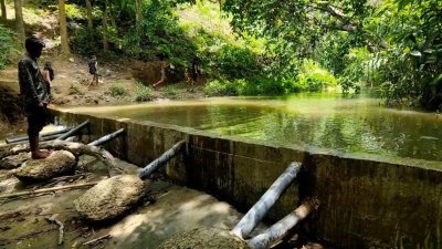 ঝরনার পানি থেকে বিদ্যুৎ উৎপাদন করলেন ওয়ার্কশপ মিস্ত্রি