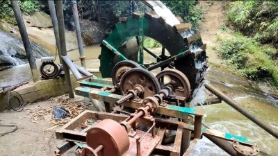 ঝরনার পানি থেকে বিদ্যুৎ উৎপাদন করলেন ওয়ার্কশপ মিস্ত্রি