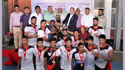 চ্যাম্পিয়ন দলের হাতে শিরোপা তুলে দেওয়া হচ্ছে