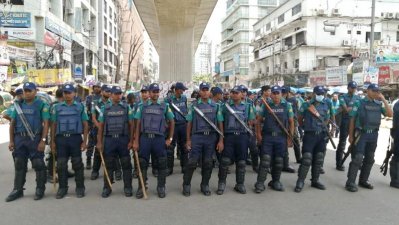 পল্টন মোড়ে সতর্ক অবস্থানে পুলিশ