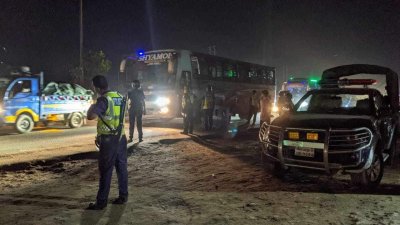 সড়কে পুলিশের কঠোর অবস্থান