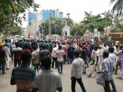 পুলিশের তল্লাশি উপেক্ষা করেই বিভিন্ন এলাকা থেকে নয় পল্টনের মহাসমাবেশে যোগ দিতে আসেন বিএনপির কর্মী-সমর্থকরা