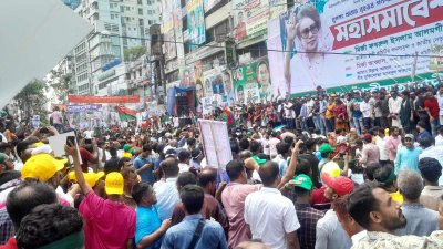 বিএনপির নেতাকর্মী ও সমর্থকদের পদচারণায় মুখর নয়া পল্টন এলাকা (ছবি: জুবায়ের আহমেদ)