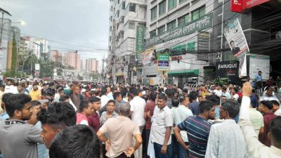 নয়া পল্টন ও আশপাশের এলাকা ভরে গেছে মানুষে (ছবি: জুবায়ের আহমেদ)