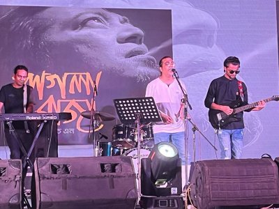 মঞ্চে গাইছিলেন কে এইচ এন
