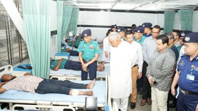 পুলিশের ৩১ সদস্য আহত হয়ে হাসপাতালে চিকিৎসাধীন