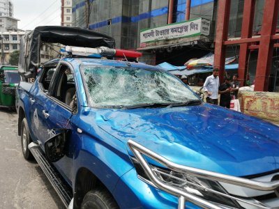 রাজধানীর শ্যামলীতে ভাঙচুরের শিকার পুলিশের গাড়ি