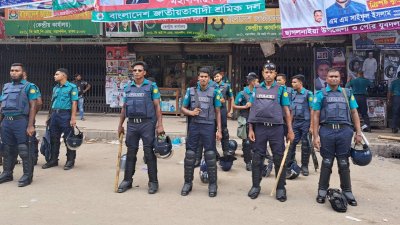 নয়া পল্টনে বিএনপি কার্যালয়ের সামনে দায়িত্বরত ডিএমপির সদস্যরা