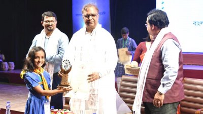 জাতীয় সাংস্কৃতিক প্রতিযোগিতার বিজয়ীর হাতে পুরস্কার তুলে দিচ্ছেন সংস্কৃতি প্রতিমন্ত্রী কে এম খালিদ