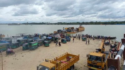 যানবাহন পারাপারের জন্য কর্ণফুলী নদীতে ফেরি চলাচল শুরু হয়েছে